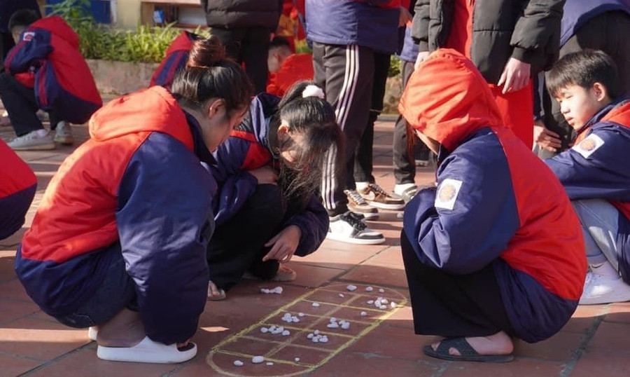 Nhiều trò chơi dân gian được đưa vào hoạt động “Tết đoàn viên – xuân hạnh phúc” của Trường THPT DTNT tỉnh Lạng Sơn. Ảnh NTCC.