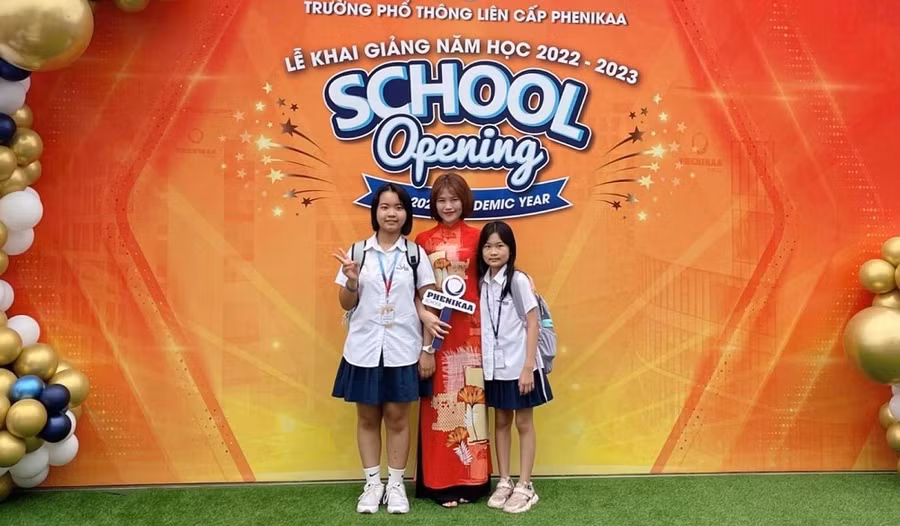 Cô Nguyễn Thu Thương – giáo viên Trường Phổ thông liên cấp Phenikaa và học trò trong lễ khai giảng năm học mới. Ảnh NTCC.