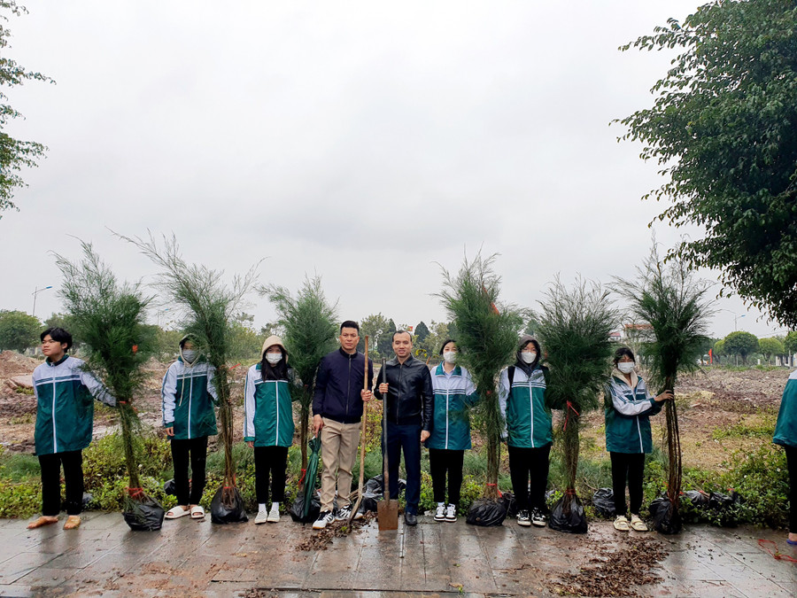 Thầy và trò nhà trường tổ chức trồng cây xanh tại khu lăng mộ cố Chủ tịch nước Trần Đại Quang. Ảnh NTCC. Thầy và trò nhà trường tổ chức trồng cây xanh tại khu lăng mộ cố Chủ tịch nước Trần Đại Quang. Ảnh NTCC.