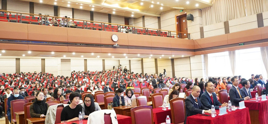 Buổi toạ đàm thu hút hơn 1000 sinh viên tham dự. Buổi toạ đàm thu hút hơn 1000 sinh viên tham dự.