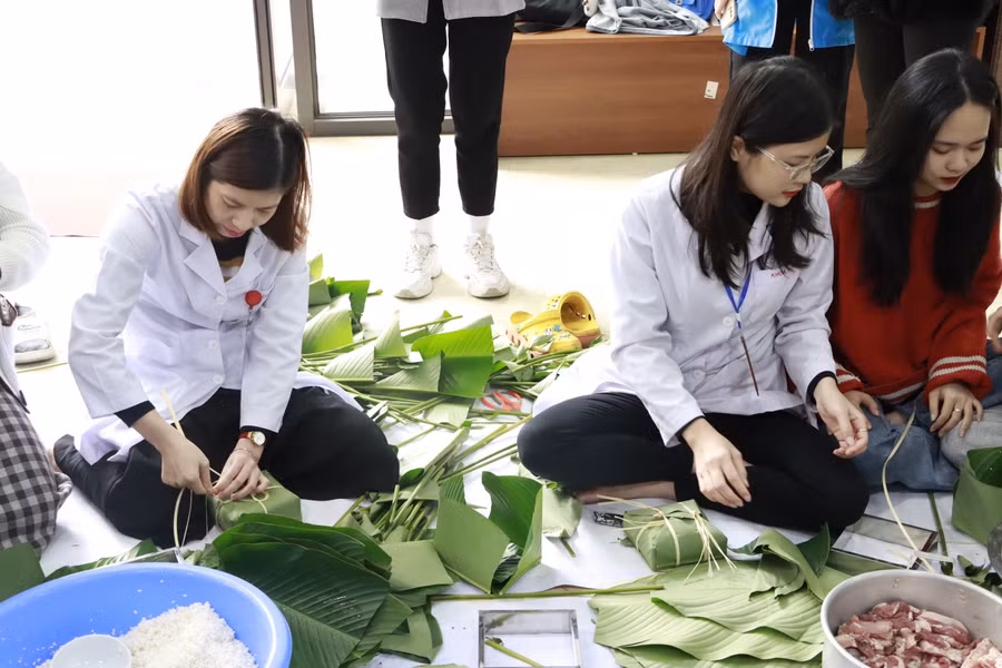 Nhiều giảng viên của nhà trường tranh thủ thời gian để tham gia gói bánh.