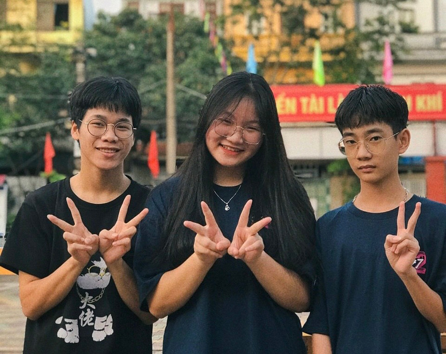 Nam sinh Long Tiến Thắng (bên phải) - học sinh lớp 12A Trường THPT DTNT tỉnh Lạng Sơn (TP. Lạng Sơn, tỉnh Lạng Sơn).