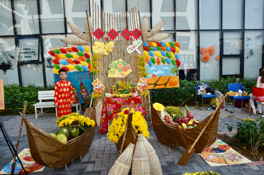 Nhiều học sinh mang trang phục truyền thống tham dự lễ hội. Ảnh Ngô Chuyên.