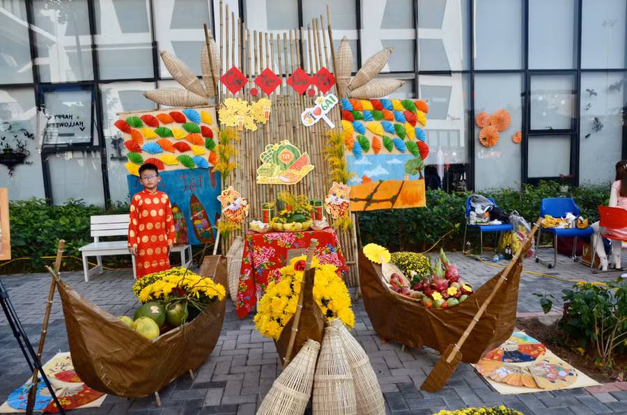 Nhiều học sinh mang trang phục truyền thống tham dự lễ hội. Ảnh Ngô Chuyên.