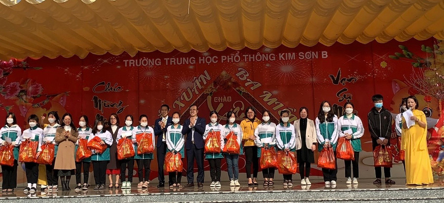 Nhà trường tặng quà cho học sinh có hoàn cảnh khó khăn.