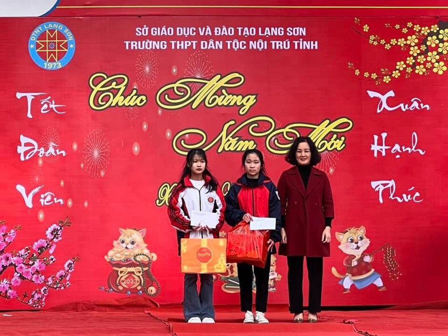 Bà Phan Mỹ Hạnh - Phó giám đốc Sở GD&ĐT tỉnh Lạng Sơn trao quà cho học sinh khó khăn của Trường THPT DTNT tỉnh Lạng Sơn. Ảnh NTCC. Bà Phan Mỹ Hạnh - Phó giám đốc Sở GD&ĐT tỉnh Lạng Sơn trao quà cho học sinh khó khăn của Trường THPT DTNT tỉnh Lạng Sơn. Ảnh NTCC.