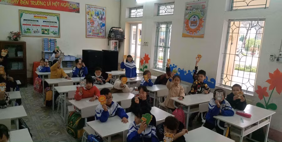 Học sinh hào hứng với những bao lì xì từ cô giáo. Ảnh NTCC.