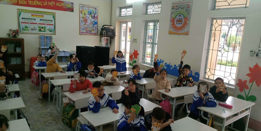 Học sinh hào hứng với những bao lì xì từ cô giáo. Ảnh NTCC. Học sinh hào hứng với những bao lì xì từ cô giáo. Ảnh NTCC.