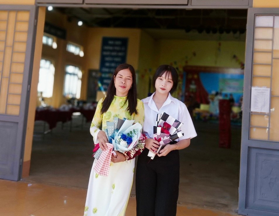 Cô H’ Hằng (trái), Trường PTDTNT THCS & THPT Đăk Glong, huyện Đăk Glong, tỉnh Đắk Nông cùng học trò. Cô H’ Hằng (trái), Trường PTDTNT THCS & THPT Đăk Glong, huyện Đăk Glong, tỉnh Đắk Nông cùng học trò.