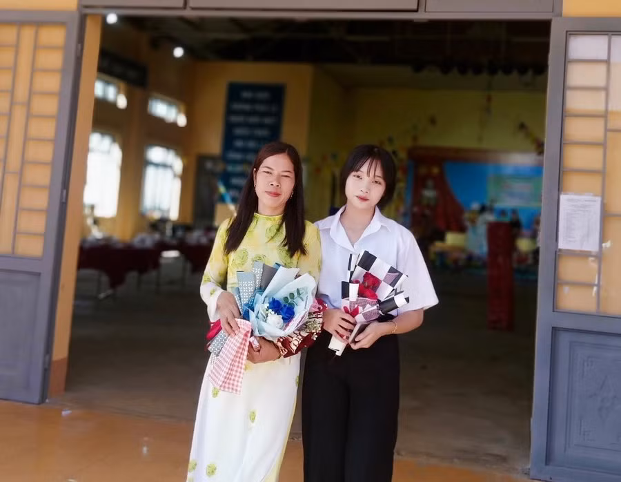 Cô H’ Hằng (trái), Trường PTDTNT THCS &amp; THPT Đăk Glong, huyện Đăk Glong, tỉnh Đắk Nông cùng học trò.