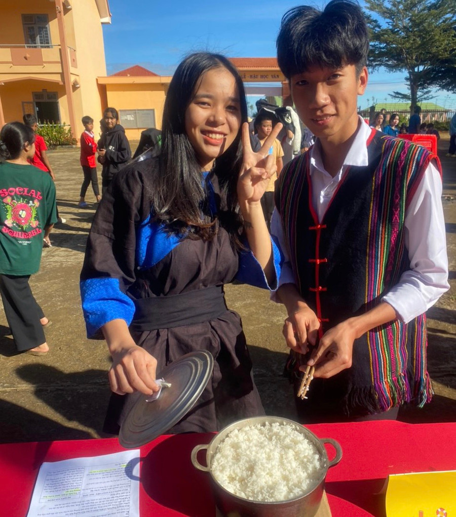 Học sinh Trường PTDTNT THCS & THPT Đăk G'long, huyện Đăk G'long, tỉnh Đắk Nông tham gia lễ hội tại trường. Ảnh NTCC. Học sinh Trường PTDTNT THCS & THPT Đăk G'long, huyện Đăk G'long, tỉnh Đắk Nông tham gia lễ hội tại trường. Ảnh NTCC.