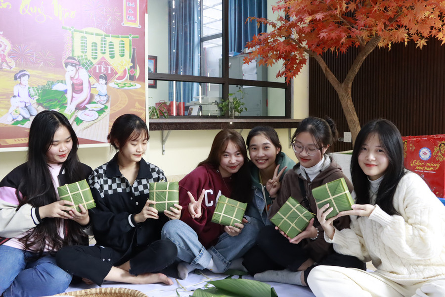 Sinh viên Trường CĐ Y Hà Nội háo hức tham gia Chương trình “Bánh chưng xanh”.