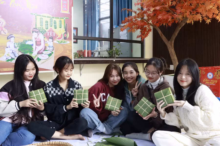 Sinh viên Trường CĐ Y Hà Nội háo hức tham gia Chương trình “Bánh chưng xanh”.