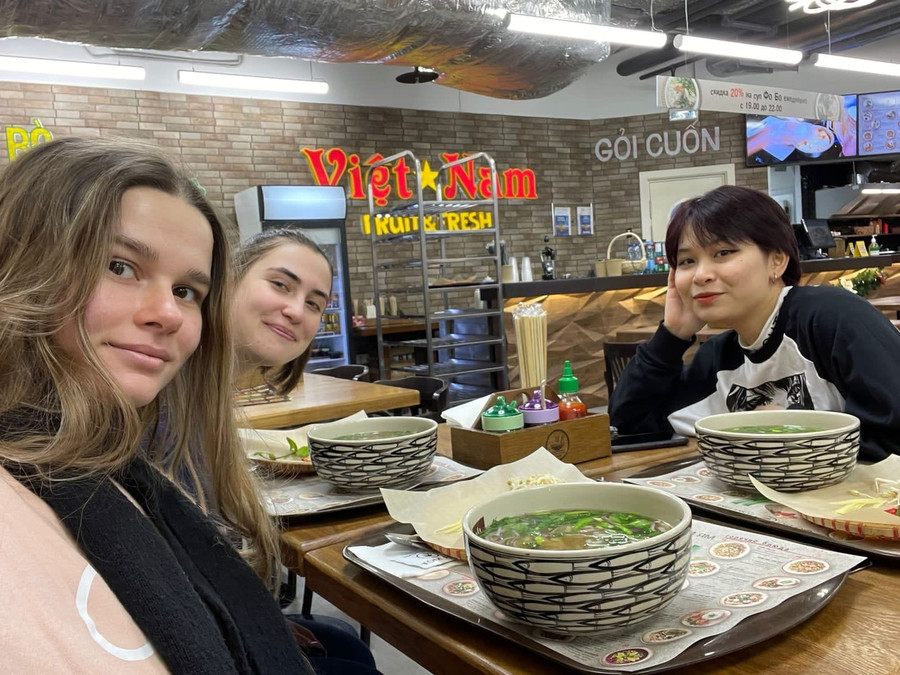 Trần Thảo Nhi (bên phải) – sinh viên khoa Tâm lý – Đại học Sư phạm Quốc gia Matxcova (Liên Bang Nga) cùng bạn của mình. Ảnh NVCC. Trần Thảo Nhi (bên phải) – sinh viên khoa Tâm lý – Đại học Sư phạm Quốc gia Matxcova (Liên Bang Nga) cùng bạn của mình. Ảnh NVCC.