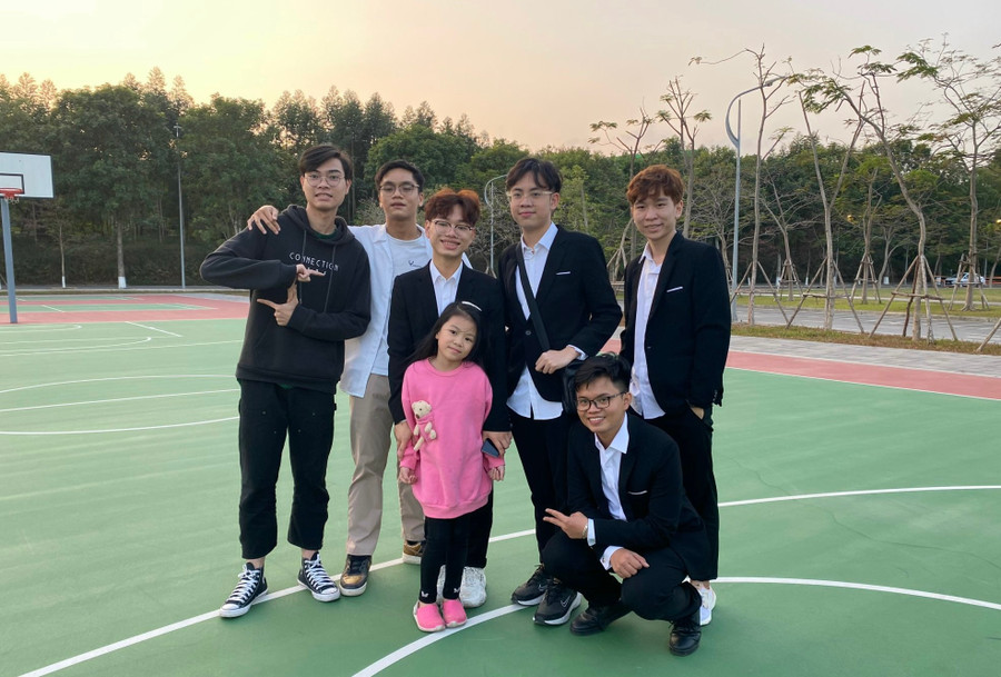 Phan Xuân Hành (ở giữa, hàng thứ 2) Huy chương Vàng Olympic Hoá học Quốc tế năm 2022. Ảnh: Ngô Chuyên.