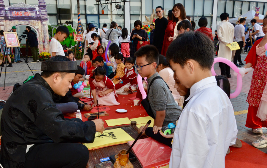 Học sinh háo hức xin chữ. Ảnh Ngô Chuyên.