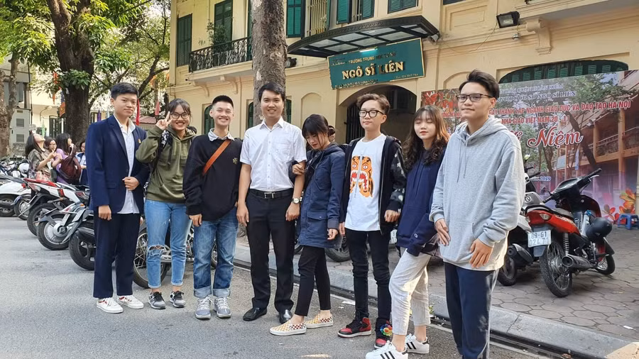 Thầy Cai Việt Long và học sinh Trường THCS Ngô Sỹ Liên