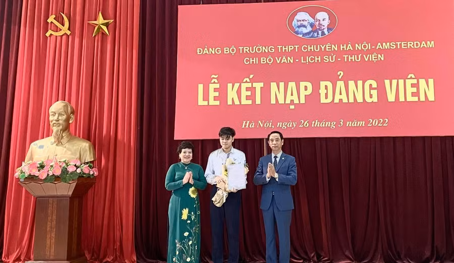 Học sinh Đỗ Hoàng Quốc Bảo nhận quyết định kết nạp đảng viên.