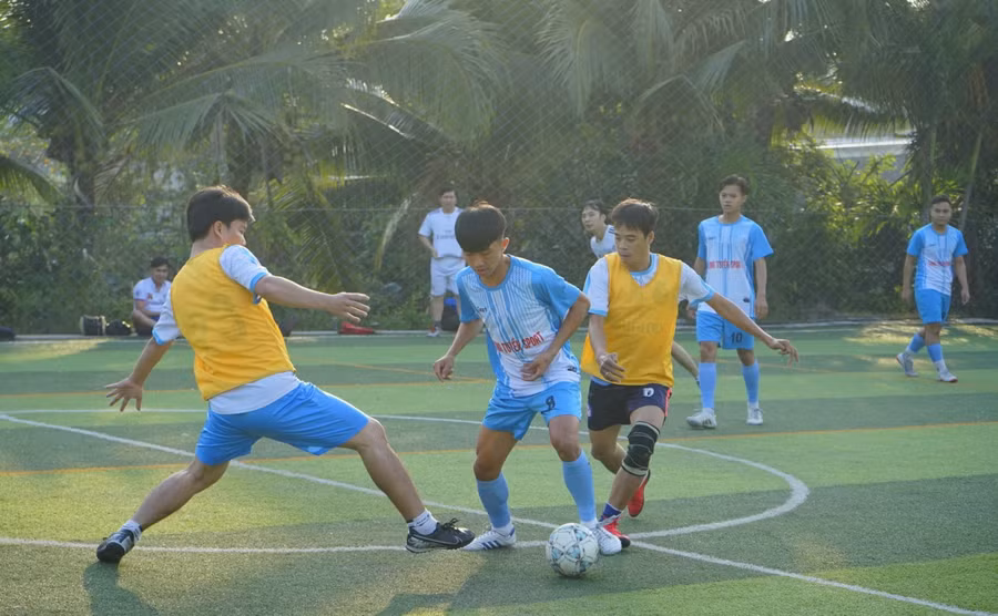 Bóng đá là môn thể thao được đông đảo các bạn sinh viên yêu thích