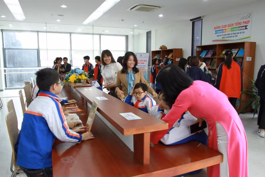 Các em học sinh đến Thư viện Quảng Ninh đọc sách.