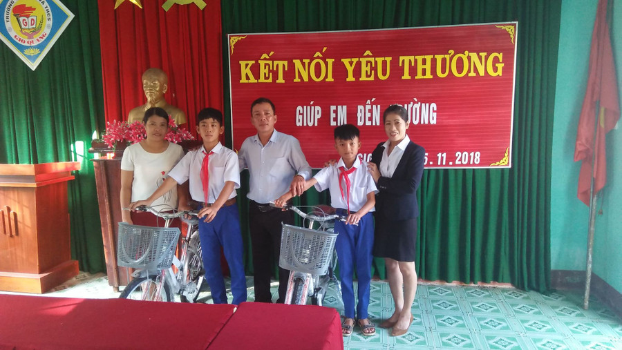 Thầy Kiều tặng xe cho các học sinh vùng khó