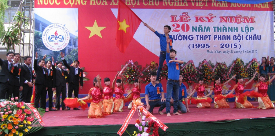 Lễ kỷ niệm 20 năm ngày thành lập Trường THPT Phan Bội Châu diễn ra trong không khí vui tươi, xúc động.