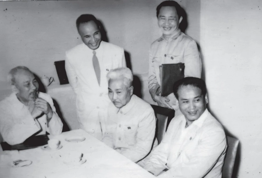 Ông Nguyễn Văn Côn (ngồi giữa) được gặp Bác Hồ, năm 1966