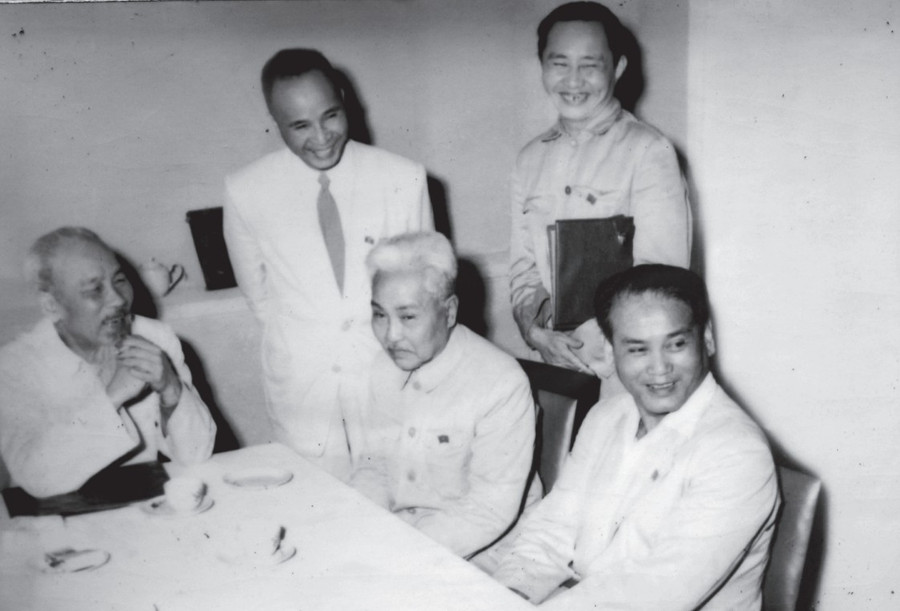 Ông Nguyễn Văn Côn (ngồi giữa) được gặp Bác Hồ, năm 1966
