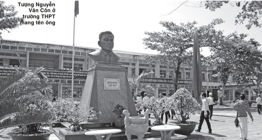 Tượng Nguyễn Văn Côn ở trường THPT mang tên ông Tượng Nguyễn Văn Côn ở trường THPT mang tên ông