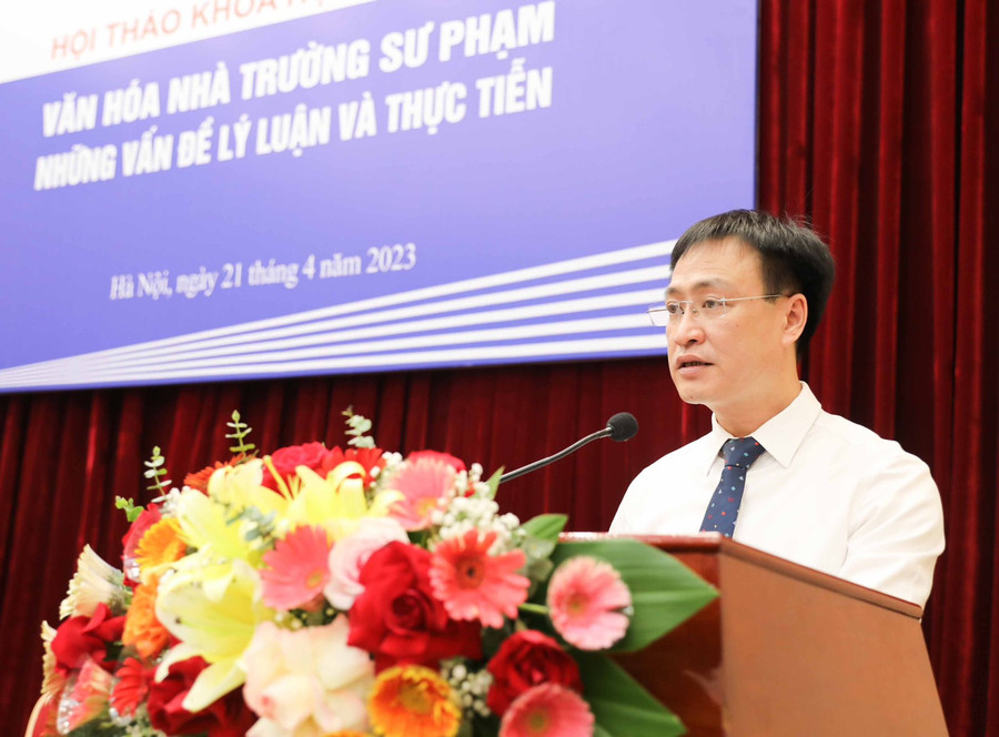Ông Nguyễn Nhật Tân - Chủ tịch Công đoàn Trường Đại học Sư phạm Hà Nội phát biểu đề dẫn tại hội thảo.