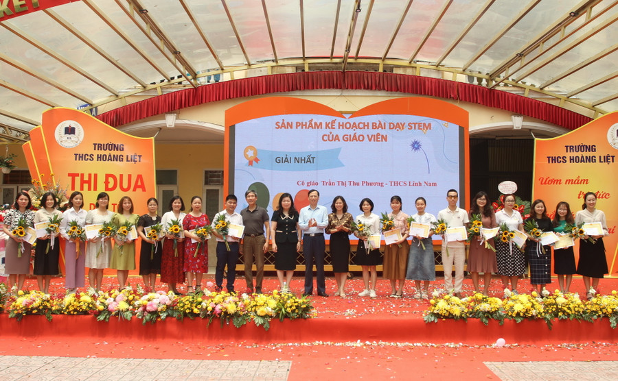 Ban tổ chức trao giải cho sản phẩm kế hoạch bài dạy STEM của giáo viên. Ban tổ chức trao giải cho sản phẩm kế hoạch bài dạy STEM của giáo viên.