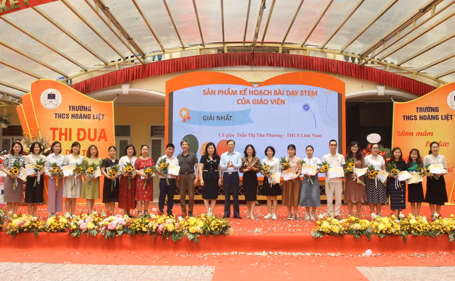 Ban tổ chức trao giải cho sản phẩm kế hoạch bài dạy STEM của giáo viên.