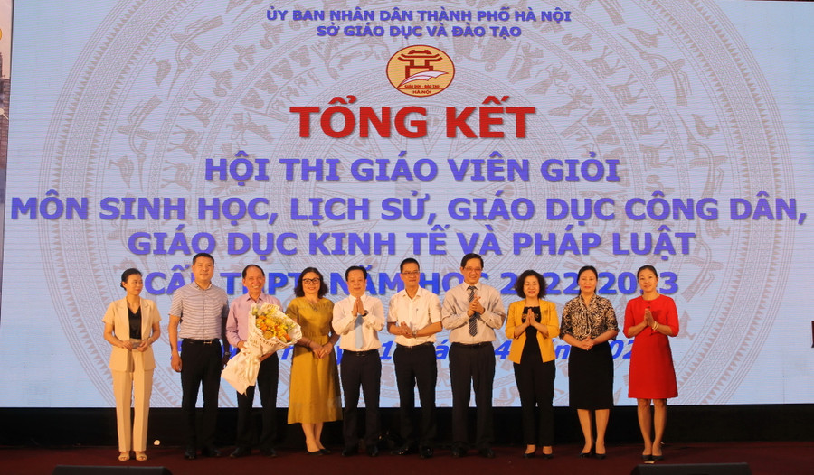 8 tập thể cụm trường nhận khen thưởng vì đạt thành tích tốt và xuất sắc tại hội thi. 8 tập thể cụm trường nhận khen thưởng vì đạt thành tích tốt và xuất sắc tại hội thi.