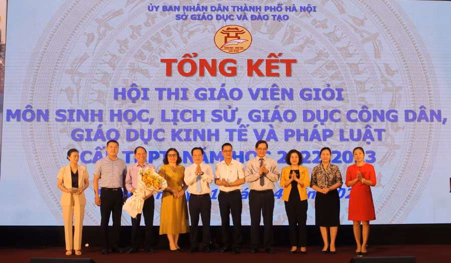 8 tập thể cụm trường nhận khen thưởng vì đạt thành tích tốt và xuất sắc tại hội thi.
