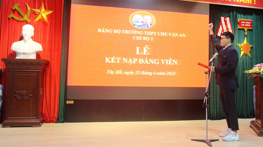 Đảng viên trẻ Nguyễn Hoàng Sơn đọc lời tuyên thệ trước cờ Đảng. Đảng viên trẻ Nguyễn Hoàng Sơn đọc lời tuyên thệ trước cờ Đảng.