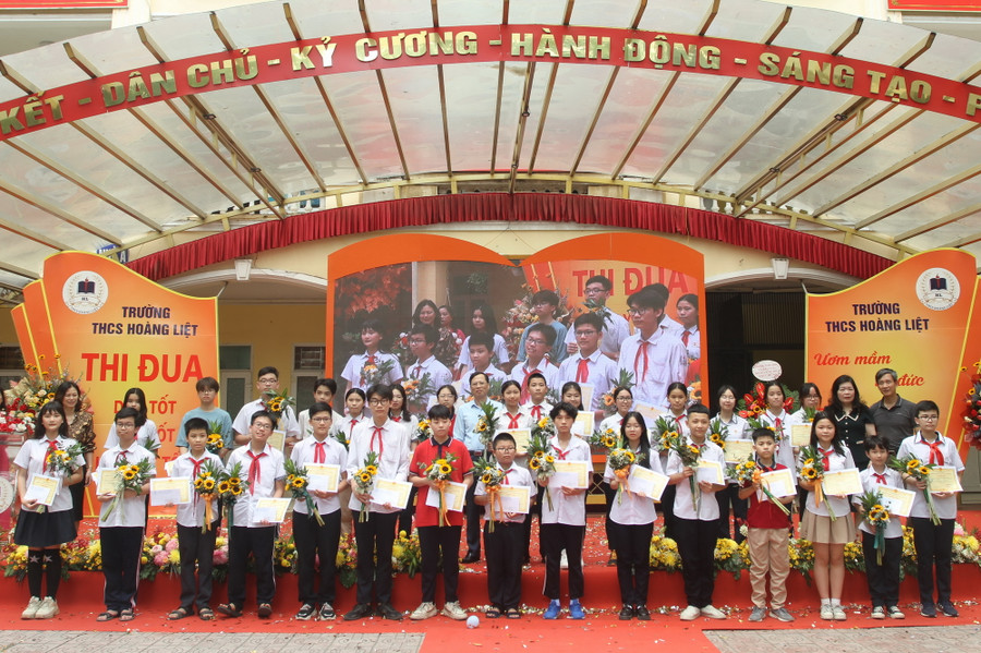 Ban tổ chức trao giải cho các sản phẩm sáng tạo STEM dành cho học sinh. Ban tổ chức trao giải cho các sản phẩm sáng tạo STEM dành cho học sinh.