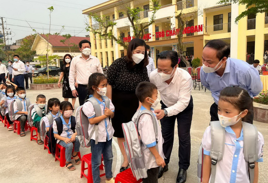 Ông Trần Thế Cương - Giám đốc Sở GD&ĐT Hà Nội tặng quà cho học sinh có hoàn cảnh khó khăn của Trường Tiểu học Kim Đồng (thị xã Nghĩa Lộ, Yên Bái). Ông Trần Thế Cương - Giám đốc Sở GD&ĐT Hà Nội tặng quà cho học sinh có hoàn cảnh khó khăn của Trường Tiểu học Kim Đồng (thị xã Nghĩa Lộ, Yên Bái).