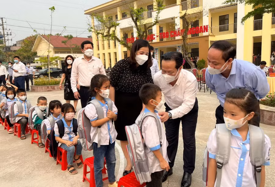 Ông Trần Thế Cương - Giám đốc Sở GD&amp;ĐT Hà Nội tặng quà cho học sinh có hoàn cảnh khó khăn của Trường Tiểu học Kim Đồng (thị xã Nghĩa Lộ, Yên Bái).