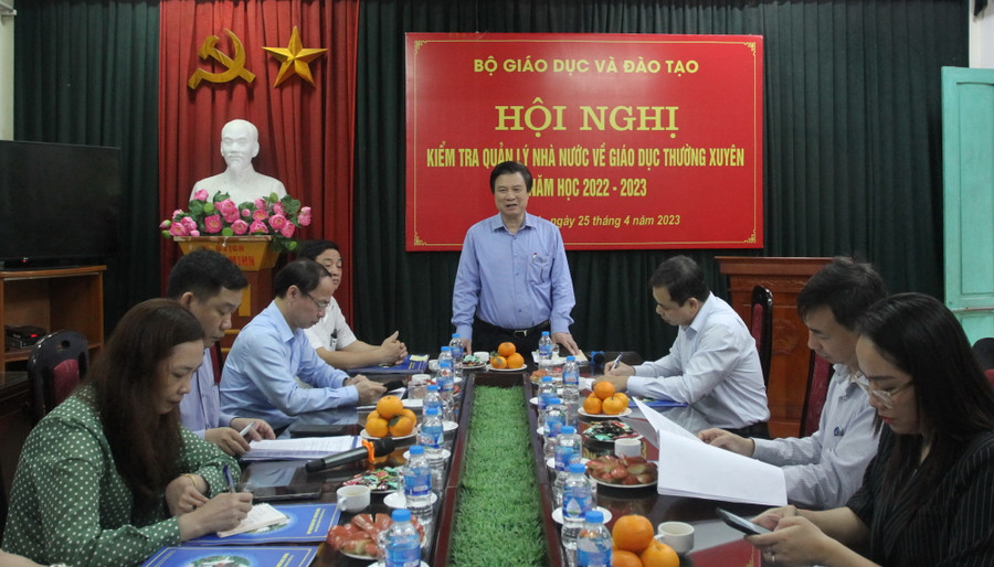 Thứ trưởng Nguyễn Hữu Độ chủ trì buổi làm việc.