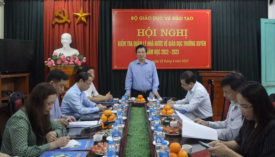 Thứ trưởng Nguyễn Hữu Độ chủ trì buổi làm việc.