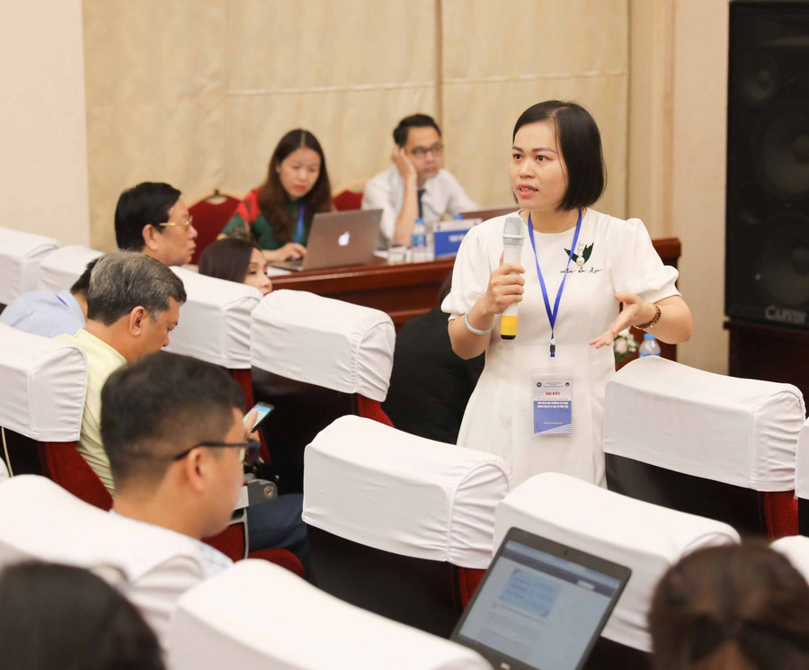 Đại biểu trao đổi tại hội thảo.