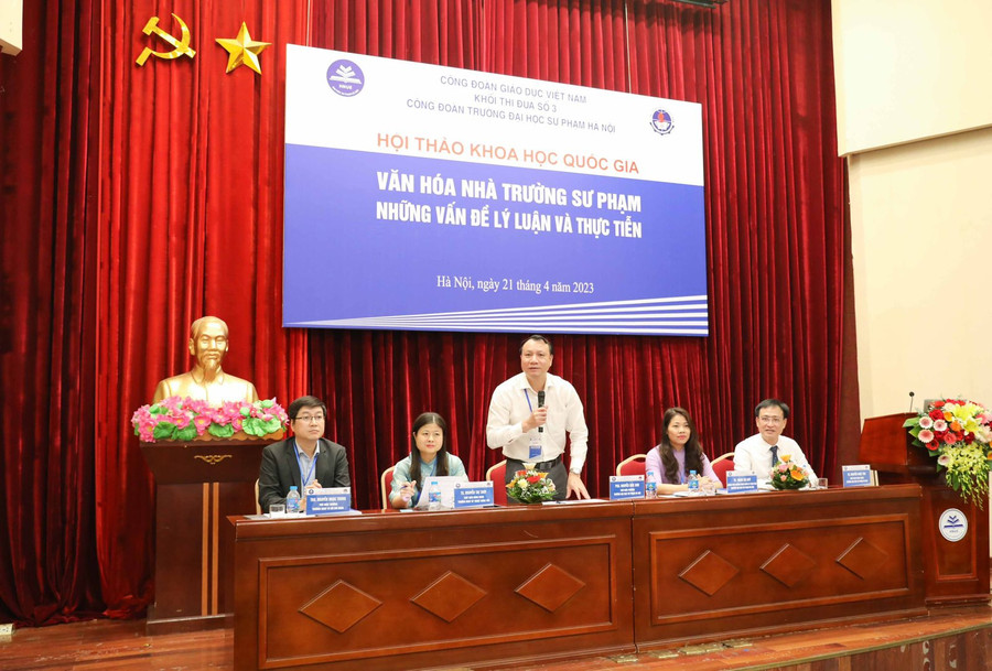 Đoàn chủ tịch điều hành hội thảo.