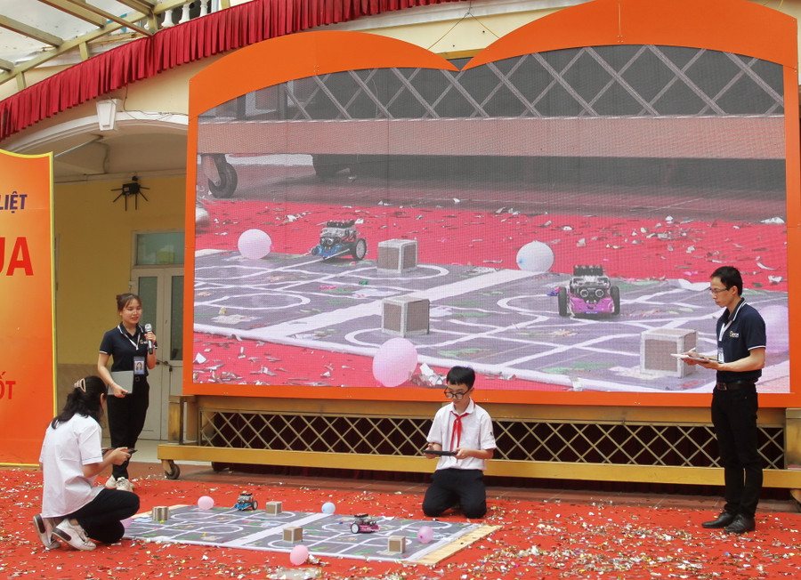 Học sinh được trải nghiệm các sản phẩm STEM hiện đại. Học sinh được trải nghiệm các sản phẩm STEM hiện đại.
