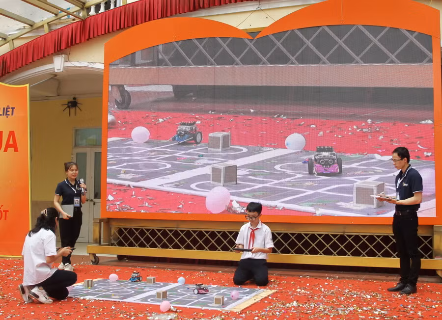 Học sinh được trải nghiệm các sản phẩm STEM hiện đại.