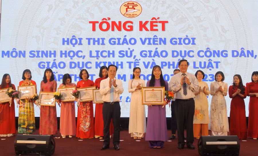 Giám đốc Sở GD&ĐT Hà Nội trao giải Nhất cho các giáo viên.