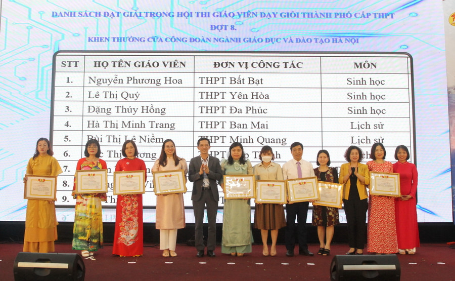 Công đoàn ngành GD-ĐT Hà Nội cũng đã tặng giấy khen cho các giáo viên có thành tích vượt khó và sáng tạo, đổi mới trong hội thi. Công đoàn ngành GD-ĐT Hà Nội cũng đã tặng giấy khen cho các giáo viên có thành tích vượt khó và sáng tạo, đổi mới trong hội thi.