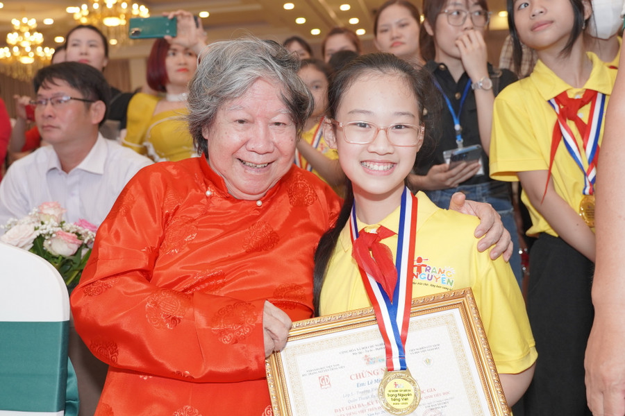 Học sinh hào hứng tham dự cuộc thi.