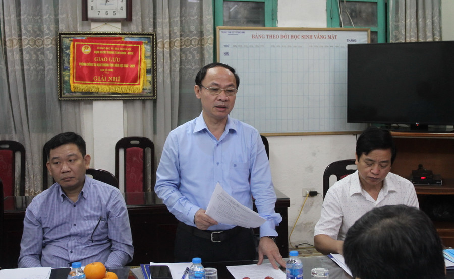 Lãnh đạo Sở GD&amp;ĐT Hà Nội báo cáo tại buổi làm việc.