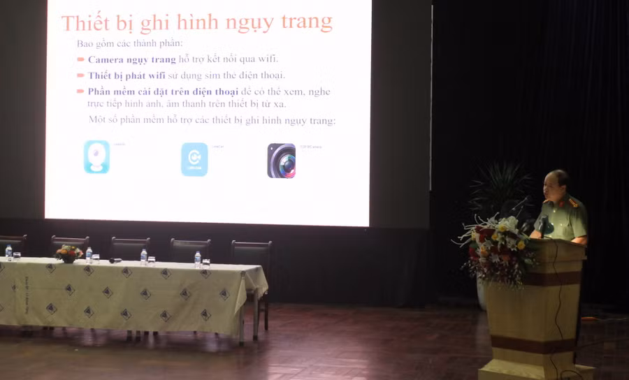 Đại diện công an thành phố Hà Nội lưu ý các nhà trường về các thiết bị gian lận thi cử. Đại diện công an thành phố Hà Nội lưu ý các nhà trường về các thiết bị gian lận thi cử.