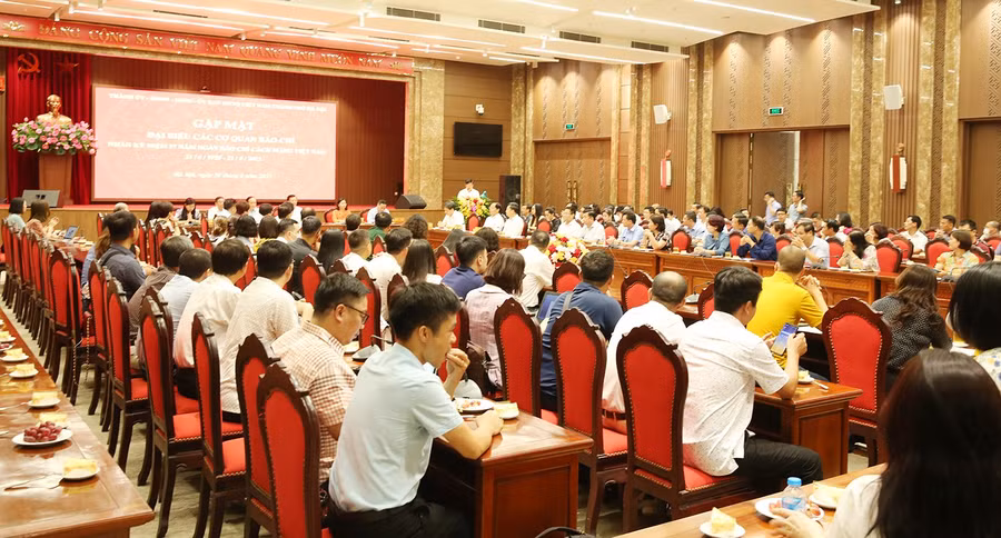 Quang cảnh buổi gặp mặt cơ quan báo chí.